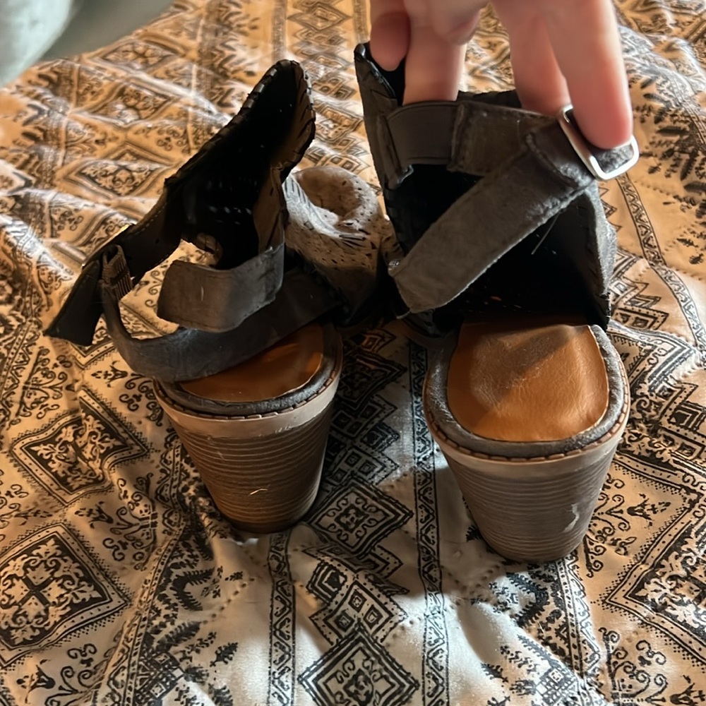 Heeled booties - Picture 3 of 3